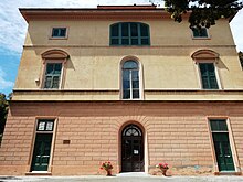La facciata est di Villa Trossi (ingresso di Via Pastrengo)