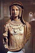 Femme étrusque en terracotta de 74,8 cm (ive et iiie siècles av. J.-C.) Metropolitan Museum of Art.