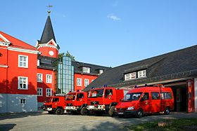 Die Feuerwehr befindet sich hinter dem Rathaus.