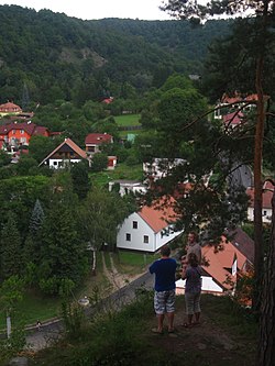 Výhled z hradu Frejštejna na Podhradí nad Dyjí a PR Podhradské skály