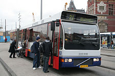 De gelede Berkhof 483 op het Stationsplein van Amsterdam