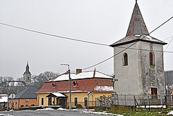 A főutca a római katolikus harangtoronnyal, háttérben a görögkatolikus templom tornyával