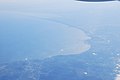 Pohled z letadla na Gdaňský záliv, Gdyni, Gdaňsk, deltu Visly, Mrtvou Vislu a v dálce jižní část Viselské kosy