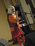 Genesis P-Orridge -voz, bajo, violín, sintetizadores- (1976 - 1981, 2004 - 2010; fallecida en 2020)