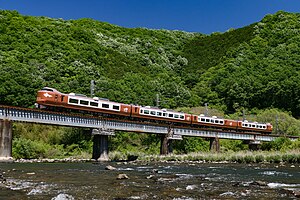 伯備線の特急「やくも」 （2024年5月 備中川面駅 - 方谷駅間）