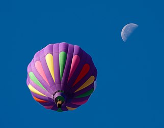 Une montgolfière dans le ciel, par un matin de novembre 2011, avec la Lune en arrière-plan. (définition réelle 2 962 × 2 320)