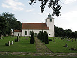 Kirche von Hulterstad – die Runensteine Öl 21, Öl 22 und Öl ATA 4684/43B stehen in einem Raum unterhalb des Bodenniveaus der Kirche.
