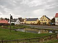 Östliches Wohnhaus, südliches und westliches Seitengebäude eines ehemaligen Vierseithofes sowie Torbogen