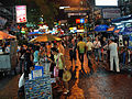 Straßenszene auf der Khaosan Road bei Nacht