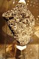 سنگی از کره ماه. ۲۲۷ گرم. سوغاتی به زمین از سفر آپولو ۱۵ توسط جیمز اروین و دیود اسکات. محل نگهداری در این موزه.