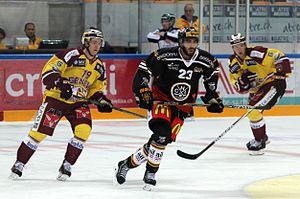 Morini HC Luganon paidassa ottelussa Genève-Servette HC:tä vastaan syyskuussa 2015. Servetten paidassa Timothy Kast (vas.) ja Tim Traber (oik.).