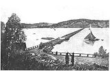 Andra Lidingöbron uppförd 1884, en flottbro i trä mellan Torsvik och Ropsten. Teckning av H. Feyting 1884. Vy från Ropsten.