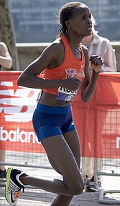 A queniana Brigid Kosgei a caminho da vitória em 2018.