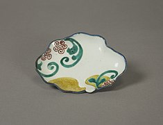 Petit plat, décor aux émaux sur couverte, premier Nabeshima, fin XVIIe (Metropolitan Museum of Art).