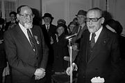 Le grand-rabbin de France Jacob Kaplan remet les insignes de chevalier de la Légion d’honneur au grand-rabbin Max Warschawski à l’hospice Élisa de Strasbourg, le 27 juin 1978.