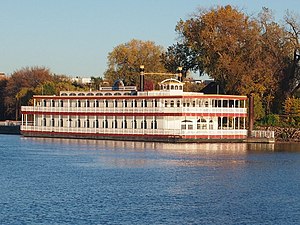 «Minnesota Centennial Showboat» som flytende teaterpram fortøyd i Harriet Island Regional Park fram til 2016.