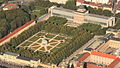 Hofgarten und die Bayerische Staatskanzlei. Rechts die Hofgartenstraße