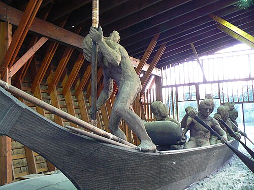 Nuu-Chah-Nulth Whaling Canoe sculpture in Port Alberni front
