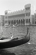 Palača, vidna z nasprotnega brega Canala Grande na fotografiji Paola Montija iz leta 1969