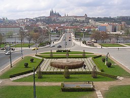 Pohled na náměstí Jana Palacha z budovy Filozofické fakulty Univerzity Karlovy s Mánesovým mostem na Malou Stranu a Pražský hrad na horizontu