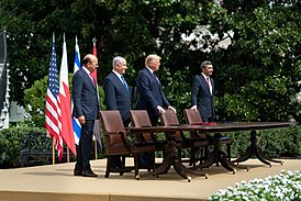 Дональд Трамп, Биньямин Нетаньяху, представители ОАЭ и Бахрейна на Южной лужайке Белого дома. Вашингтон