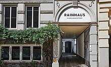 Torbogen mit Inschrift des Rainhauses und Durchgang zum Hinterhof