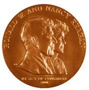 Zlatá medaile Kongresu udělená Ronaldu a Nancy Reaganovým v roce 2002