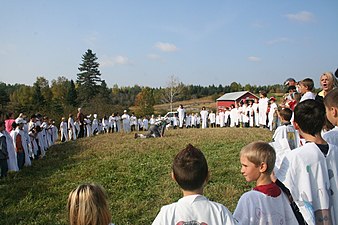 Les participants ont créé un vêtement cérémonial qui leur permet d’entrer en relation avec l’ours.