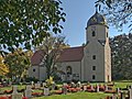 Kirche (mit Ausstattung), Kirchhof mit fünf Grabmalen und Einfriedung