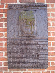 plaque murale avec le portrait de l'auteur et le texte de la « loi »