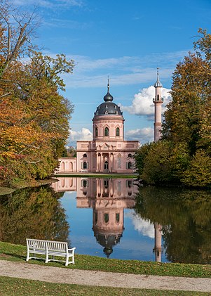 Vista da Mesquita Vermelha, construída em 1779-1796 nos jardins do Palácio de Schwetzingen, Alemanha. Na verdade, nunca foi uma mesquita, apenas uma interpretação na linguagem artística europeia do século XVIII, com o objetivo de mostrar a tolerância iluminista a outras tradições religiosas (definição 5 289 × 7 392)