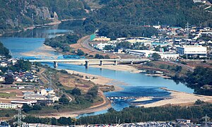 西方の百々ヶ峰から望む千疋大橋