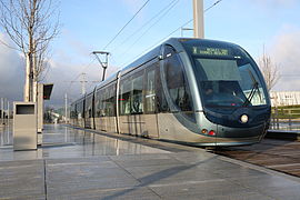 La première ligne du tram est inaugurée en 2003.
