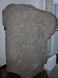Stèle d'Abizar de la période libyque entre (IIe siècle av. J.-C. et IIIe siècle av. J.-C.)[21], découverte à Tizi ouzou en 1858