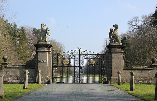 The Gates to Belgrave Avenue cc-by-sa/2.0 - © Jeff Buck - geograph.org.uk/p/3337243