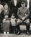 东条英机总理与夫人东条胜子偕孙女东条由布子摄于1941年的自宅庭园