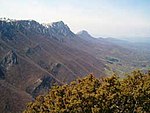 Laderas de Suva Planina en verano, de las cuales el Trem y el Sokolov Kamen son visibles aquí