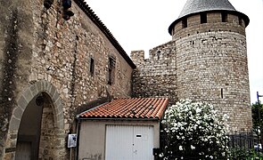 Tour de l'ancien château-fort et porte de la rue de la Capellanie