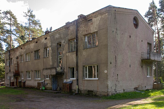 По словам местной жительницы, капремонт одного из домов, построенных для офицеров, откладывают с 2017 года