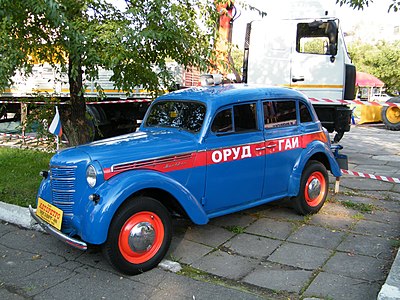 רכב מוסקביץ' דגם 400–420 בצבעי משטרת התנועה הסובייטית.