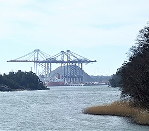 M/S Zhen Hua 32 med super postpanamaxkranar från Kina i mars 2020, sedd från Yxlöbron. Två har lastats av i Stockholm Norvik Hamn, de andra två ska till hamnen i Dunkerque.