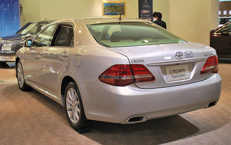 800px-2008_Toyota_Crown-Royal_02.jpg