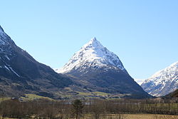The village is located at the right base of the mountain Eggenipa