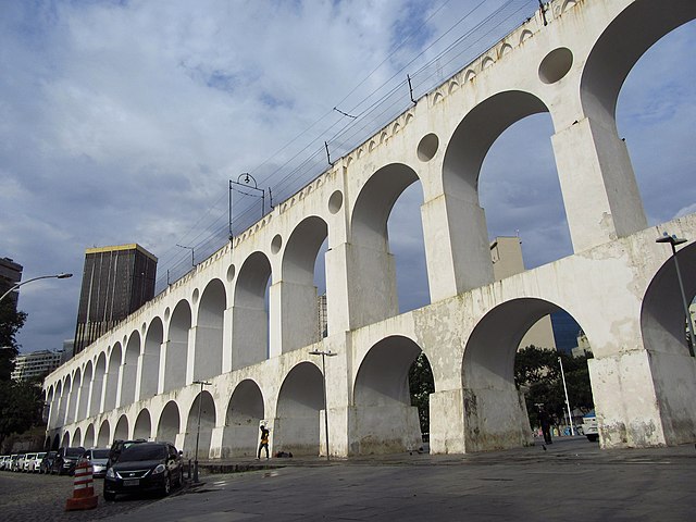 O Aqueduto da Carioca, popularmente conhecido como Arcos da Lapa.