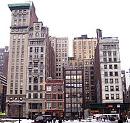 Junto con otros edificios del skyline de West Union Square