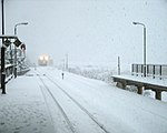 大雪中進入月台的列車 （2004年12月）