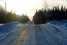 Winterweg in noordelijk Brits-Columbia (Canada)