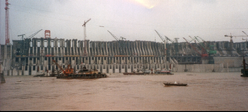 Le barrage en construction - été 2002