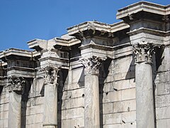 Chapiteaux et colonnes corinthiens de la Bibliothèque d'Hadrien à Athènes.