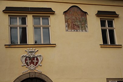 Allianzwappen der Montelabate und der Rottal über dem Eingangstor von Schloss Bistritz